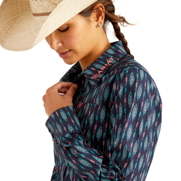 IND24 - JCA - Ariat Wmns Wrinkle Resist Team Kirby Stretch Shirt - Backwoods Ikat - Image 4